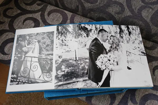 Hochzeitsalbum oder Fotobuch mit offenen Doppelseiten. — Stockfoto