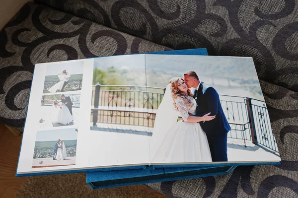 Album de mariage ou photobook avec deux pages ouvertes . — Photo