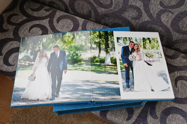 Bröllop album eller fotobok med öppna dubbla sidor. — Stockfoto