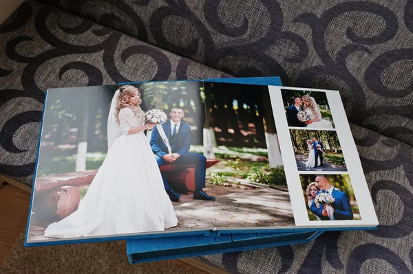 Весільний альбом або фотокнига з відкритими подвійними сторінками . — стокове фото