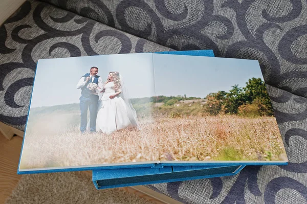 Wedding album or photobook with open dual pages. — Stock Photo, Image