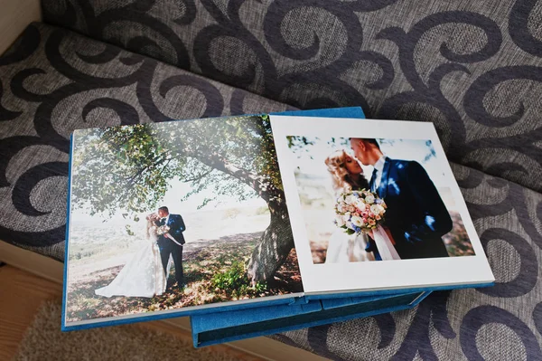 Album pernikahan atau buku foto dengan halaman ganda terbuka . — Stok Foto