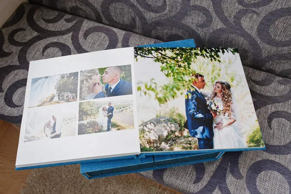 Wedding album or photobook with open dual pages. — Stock Photo, Image