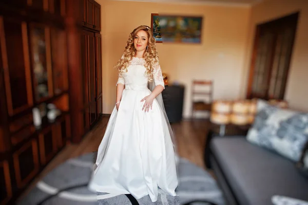 美丽金发卷曲的新娘在她的婚纱，准备上 — 图库照片
