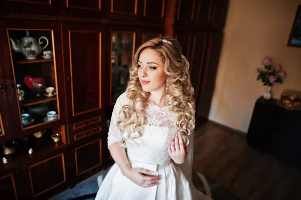 Schöne blonde lockige Braut bei ihrem Hochzeitskleid, Vorbereitung auf — Stockfoto