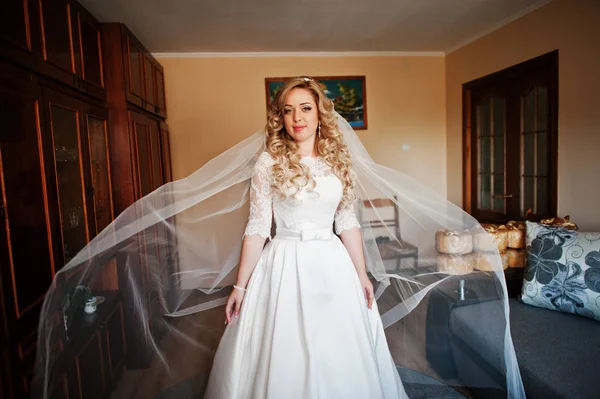 Красива блондинка кучерява наречена на весільній сукні, готується — стокове фото