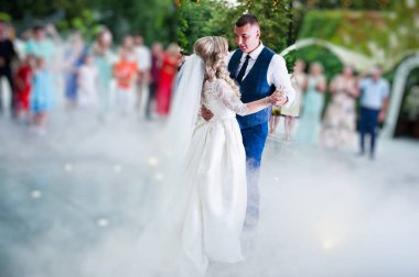 Yeni evliler, yoğun duman ilk düğün dansı şaşırtıcı.