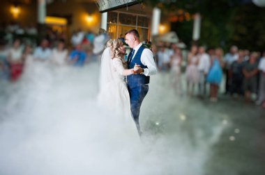 Yeni evliler, yoğun duman ilk düğün dansı şaşırtıcı.