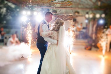 Yoğun duman ve ateş, yeni evliler ilk düğün dansı şaşırtıcı