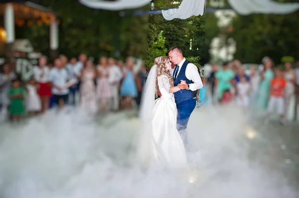 驚くほどの煙で新婚夫婦の最初の結婚式のダンス. — ストック写真