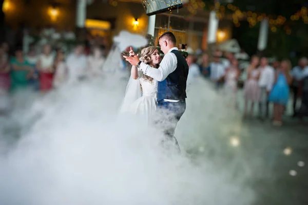 Niesamowite pierwszy taniec weselny nowożeńcy w ciężkiego dymu. — Zdjęcie stockowe