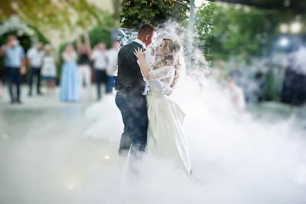 Niesamowite pierwszy taniec weselny nowożeńcy w ciężkiego dymu. — Zdjęcie stockowe