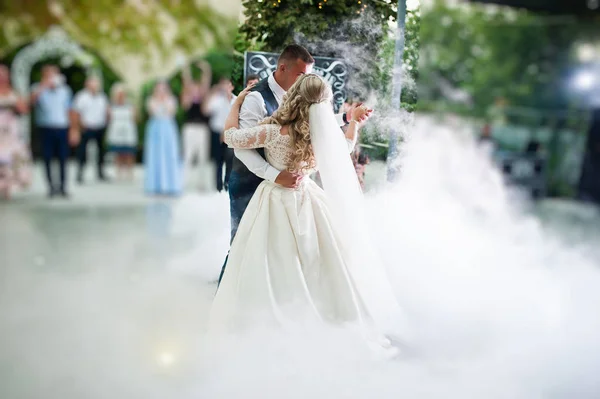 Erster Hochzeitstanz der Frischvermählten bei starkem Rauch. — Stockfoto