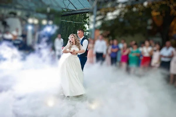 Csodálatos első esküvői tánc újak a nehéz füst. — Stock Fotó