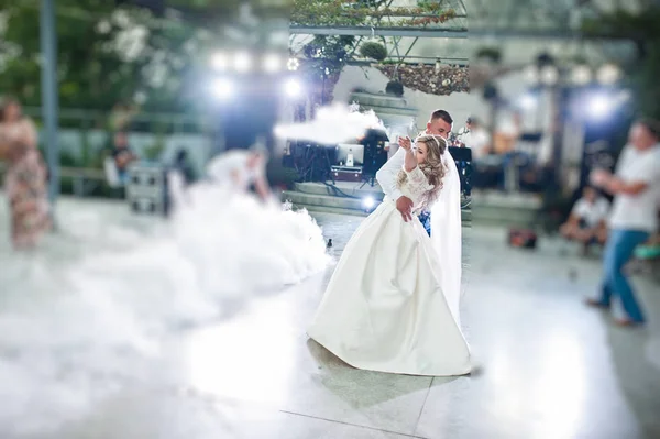 Yeni evliler, yoğun duman ilk düğün dansı şaşırtıcı. — Stok fotoğraf