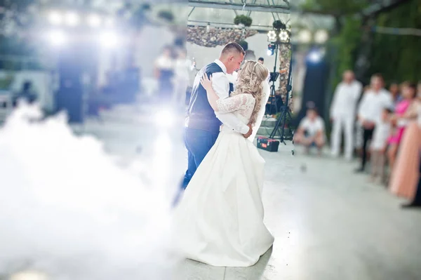 Amazing first wedding dance of newlyweds at heavy smoke. — Stock Photo, Image