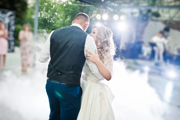 Incrível primeira dança de casamento de recém-casados em fumaça pesada . — Fotografia de Stock