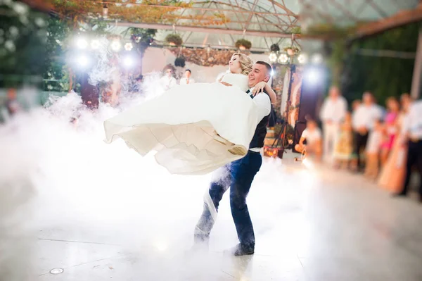 Καταπληκτικό πρώτο γαμήλιο χορό νεόνυμφων στο βαρύ καπνό. — Φωτογραφία Αρχείου