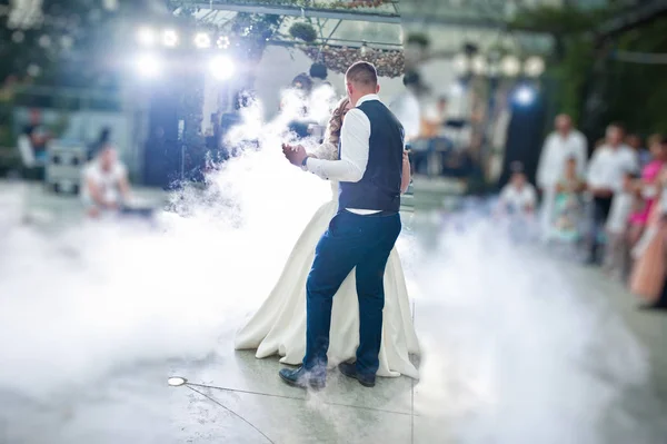 Csodálatos első esküvői tánc újak a nehéz füst. — Stock Fotó