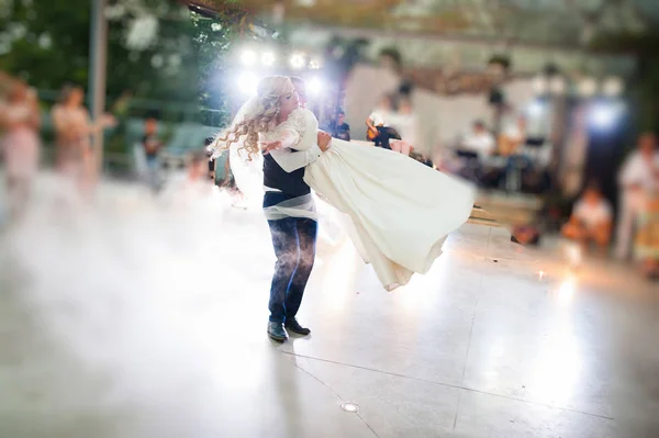 놀라운 무거운 연기와 화재에 신혼의 첫 웨딩 댄스 — 스톡 사진
