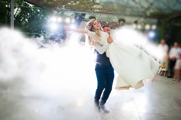 Amazing first wedding dance of newlyweds at heavy smoke. — Stock Photo, Image