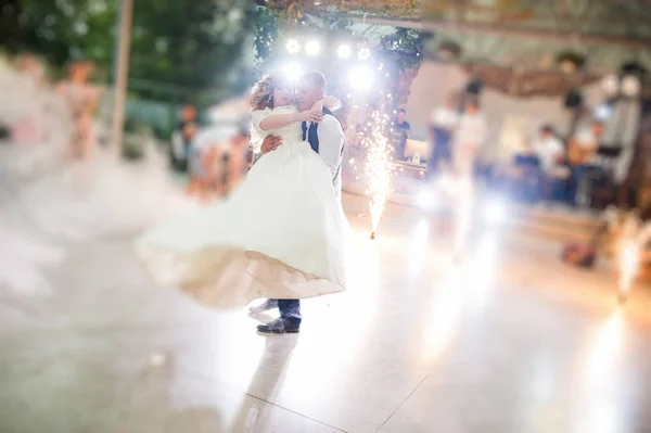 Erstaunlicher erster Hochzeitstanz des Brautpaares bei starkem Rauch und Feuer — Stockfoto