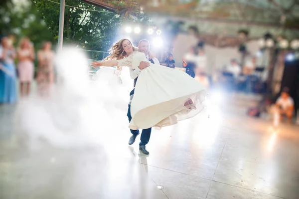 令人惊异新婚夫妇在浓烟和大火的第一次婚礼的跳舞。 — 图库照片