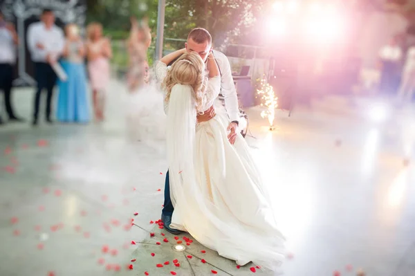 Erstaunlicher erster Hochzeitstanz des Brautpaares bei starkem Rauch und Feuer — Stockfoto