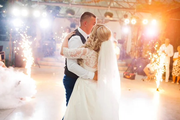 驚くほどの煙と火で新婚夫婦の最初の結婚式のダンス — ストック写真