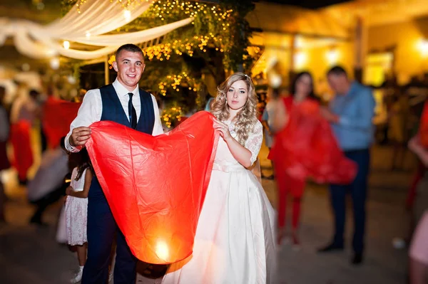 Para ślub z powietrza latarnie na wieczór wedding party outdoo — Zdjęcie stockowe