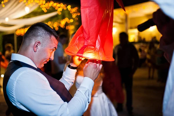 Couple de mariage avec des lanternes à air lors de la soirée de mariage outdoo — Photo