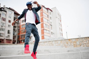Şık Afro-Amerikan erkek spor giyim üzerinde atlama portre, 
