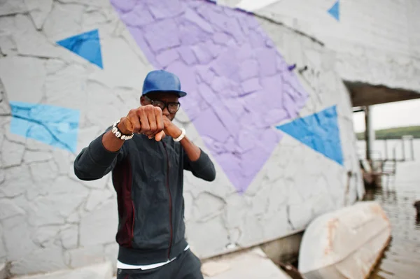 Portrait de l'homme afro-américain élégant sur les vêtements de sport, casquette et — Photo