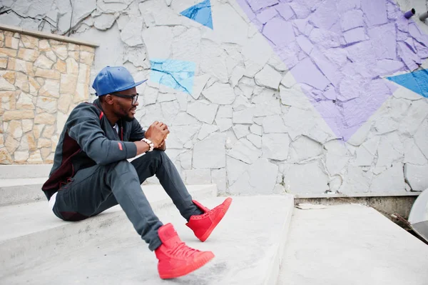 Retrato de hombre afroamericano con estilo en ropa deportiva, gorra y — Foto de Stock