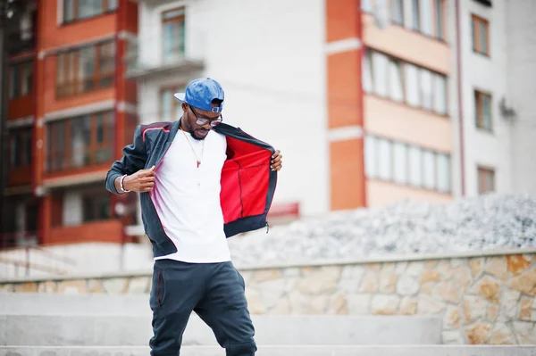 Portrait de l'homme afro-américain élégant sur les vêtements de sport, casquette et — Photo