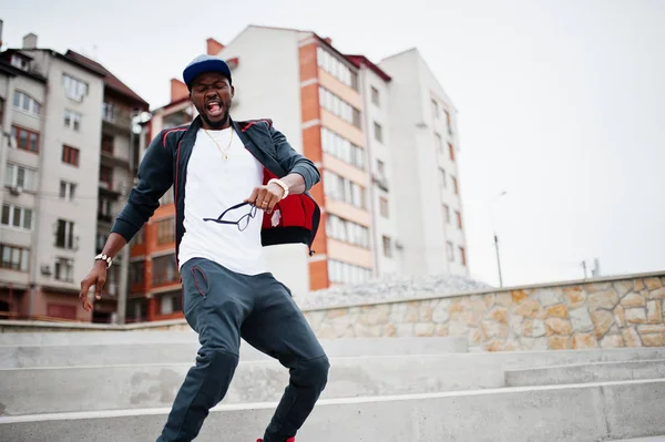 Portrait de saut homme afro-américain élégant sur vêtements de sport , — Photo