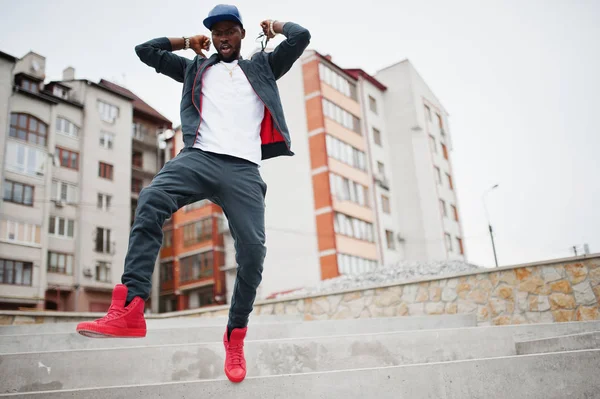 Portrait de saut homme afro-américain élégant sur vêtements de sport , — Photo