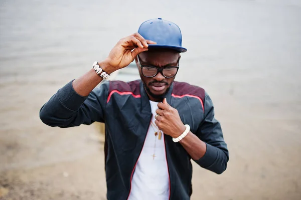 Retrato de hombre afroamericano con estilo en ropa deportiva, gorra y — Foto de Stock