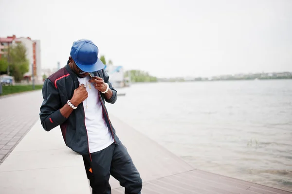 Retrato de hombre afroamericano con estilo en ropa deportiva, gorra y —  Fotos de Stock