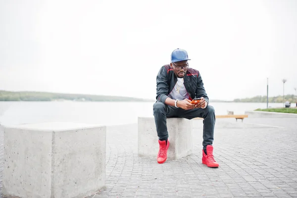 Retrato de hombre afroamericano con estilo en ropa deportiva, gorra y — Foto de Stock