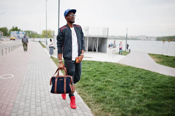 Portrait de l'homme afro-américain élégant sur les vêtements de sport, casquette et — Photo