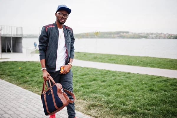 Retrato de hombre afroamericano con estilo en ropa deportiva, gorra y — Foto de Stock