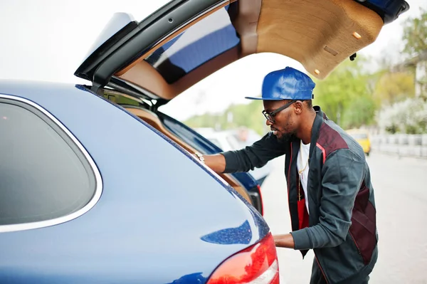 Retrato de hombre afroamericano con estilo en ropa deportiva, gorra y — Foto de Stock