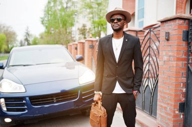 Şapka, gözlük, şık siyah adam giyim çanta ile takım elbise üzerinde