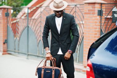 Şapka, gözlük, şık siyah adam giyim çanta ile takım elbise üzerinde