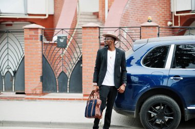 Şapka, gözlük, şık siyah adam giyim çanta ile takım elbise üzerinde