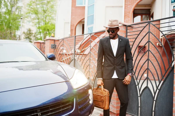 Elegante hombre negro en gafas con sombrero, llevar en traje con bolso —  Fotos de Stock