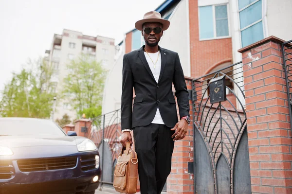 Homem preto elegante em copos com chapéu, desgaste em terno com bolsa — Fotografia de Stock