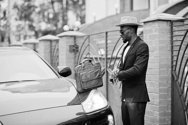 Stylish black man at glasses with hat, wear on suit with handbag — Stock Photo, Image