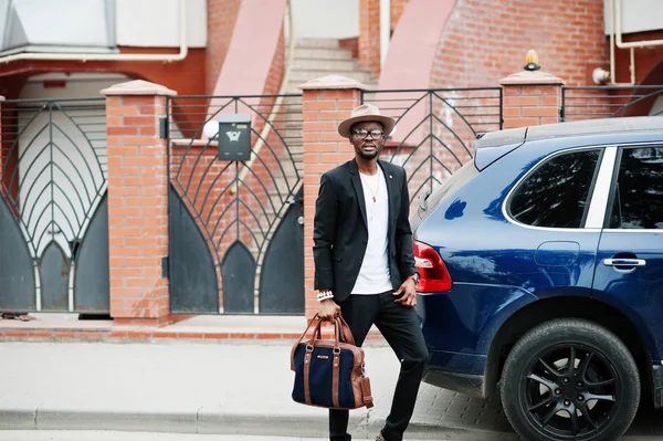 Homme noir élégant à lunettes avec chapeau, porter sur le costume avec sac à main — Photo